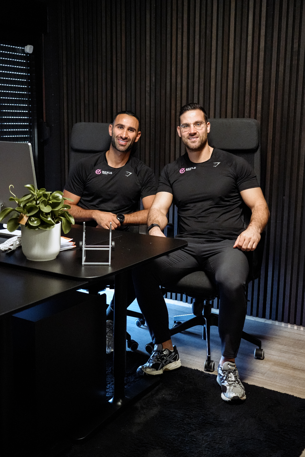 Dave & Melih, oprichters van Nevlo Coaching, in de studio in Venlo